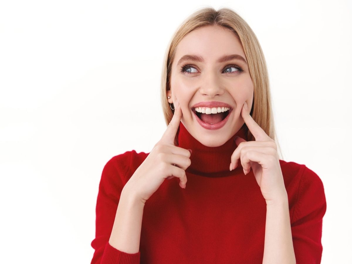 Tooth Bonding vs. Veneers, Which One Is Right for Chipped Teeth